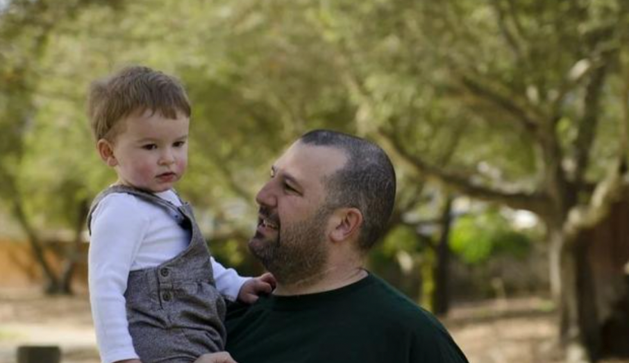 – If you want to give it to the orphanage, give it. I don’t mind. I did not grow him – said the man, holding the baby by the hand. And the wife had other plans